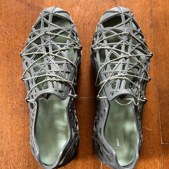 DIOR WARP SANDAL - Anthracite Gray Cosmo Rubber with Warped Cannage Motif - Picture 1 of 5